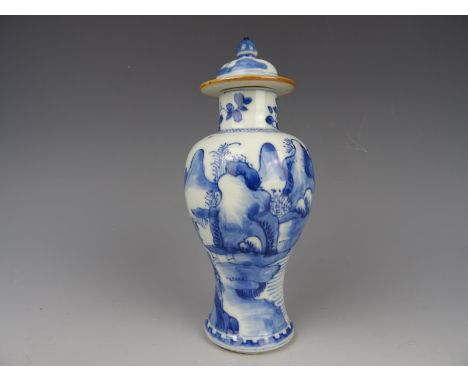 Chinese porcelain B/W vase and cover with landscape - Kangxi period 1662-1722. Height: 21,5 cm.  In good condition. No chips/
