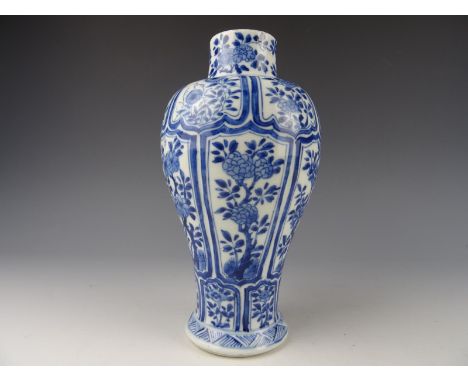 Chinese porcelain Blue and white vase with flowers - Kangxi 1662-1722. Height: 24,5 cm. In good condition. No chips/hairline 