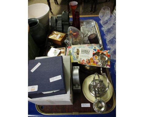 LARGE TRAY CONTAINING VARIOUS ITEMS INCLUDING DIE-CAST MODEL CARS, DANBURY MINT MODEL OF A TRAIN CROSSING A CANAL, BROOKE BON