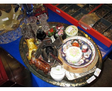 TRAY CONTAINING VARIOUS CERAMIC PIECES INCLUDING TRINKET BOXES ETC 