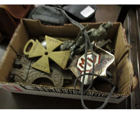 BOX CONTAINING VARIOUS SMALL AUTOMOBILE RELATED COLLECTIBLES INCLUDING MG CAR CLUB BADGE, CAR MASCOT FORMED AS ST CHRISTOPHER