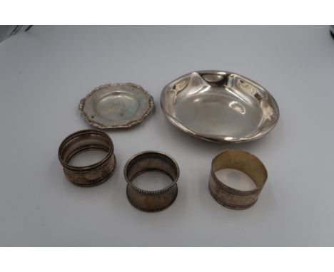 A group of Continental 800 silver comprising octagonal dish with planished base, trinket tray and two napkin rings, combined 