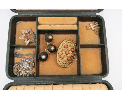 A group of vintage silver and costume jewellery comprising a silver fancy link chain and letter M pendant, white metal star b