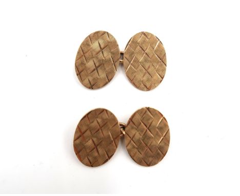 A pair of 9ct gold chain link oval cufflinks with diamond pattern engine turned decoration, 9.4g.