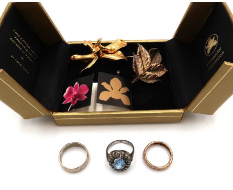 A group of jewellery comprising a 9ct rose gold wedding band, foliate engraved, size K, 2.0g, a gold plated orchid flower wit