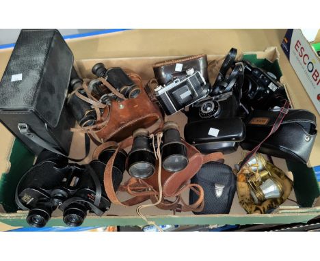 A selection of vintage cameras; binoculars; etc. 