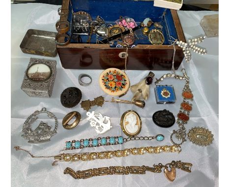 A selection of vintage costume jewellery in a rosewood jewellery box 