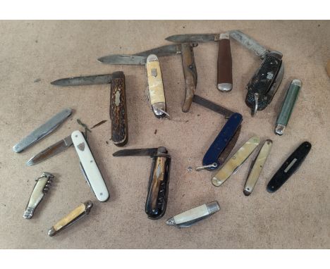 A selection of vintage pocket knives of various types 