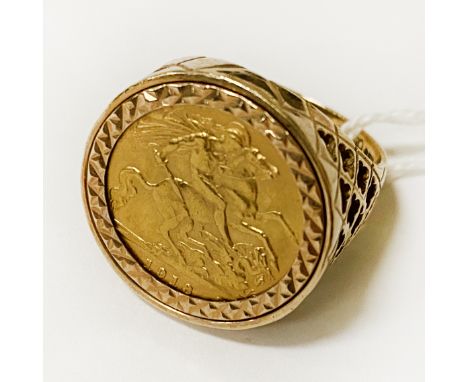 1913 HALF SOVEREIGN RING - 9CT - SIZE S - 10 GRAMS APPROX