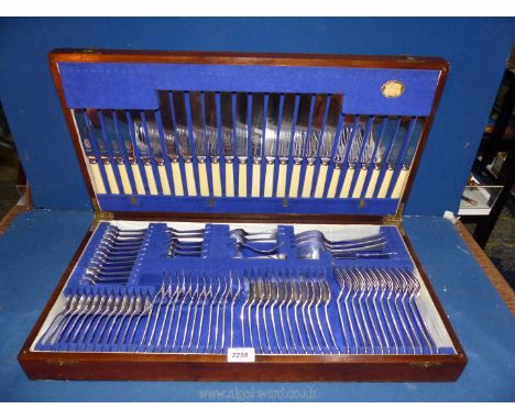 A nice quality vintage darkwood Canteen of cutlery, 12 place setting, (100 pieces in total including knives, forks, spoons, s