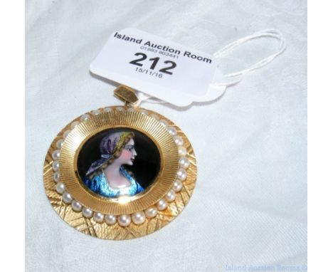 An 18ct gold portrait pendant of a lady, having pearl surround - 4.5cm diameter