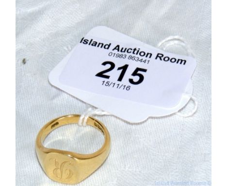 An 18ct gold gent's heavy signet ring - 9.5g