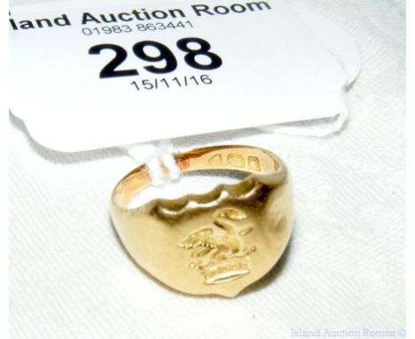 An 18ct gold signet ring with Intaglio crest