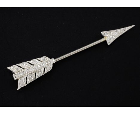 A Belle Epoque white gold and diamond set arrow jabot pin, 1.5in