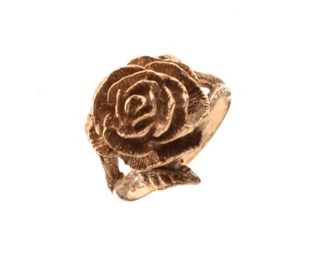 9ct gold ring with flowerhead decoration, size L, 5.3g approx   Condition: 