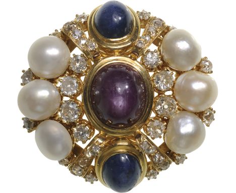 Broach in Gold, 40.36 g, 750 title, 43x40 mm, 4 ct, Diamonds, Quality "G, Si 1", superb white color,Â  Cabochon 11 ct. red St