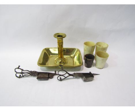 A Victorian brass candlestick, two pairs of steel candle snuffers and four small horn beakers (7) 