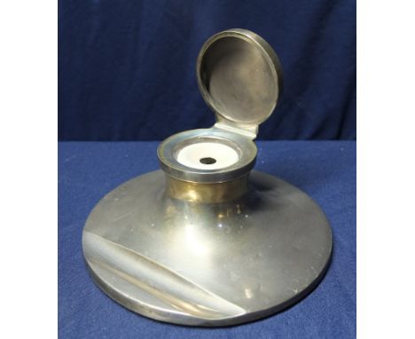 Large Birmingham silver hallmarked Caspian style inkwell with ceramic pen rest (diameter 19cm)