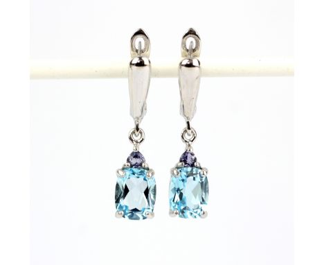 A pair of 925 silver drop earrings set with cushion cut blue topaz and sapphires, L. 2.5cm.