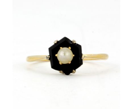 An 18ct and platinum (stamped 18ct and plat) mourning ring set with onyx and a pearl, (M).