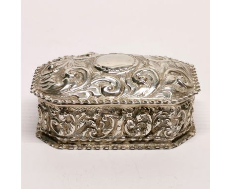 A hallmarked silver snuff box, 8 x 5 x 3.5cm.