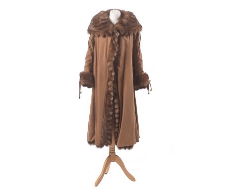 A mink coat, with mink lining, scalloped collar and cuffs.Condition report: Overall condition good, signs of light wearApprox