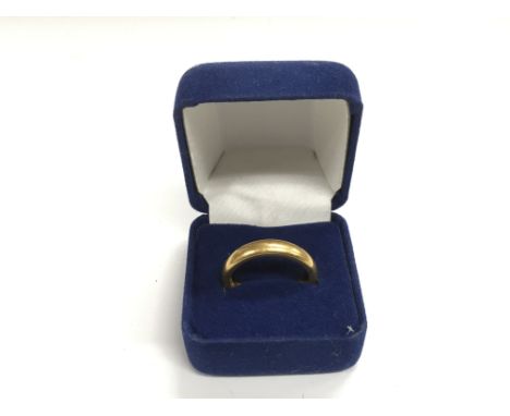 A 22ct gold wedding band, approx 10g and approx size R-S.