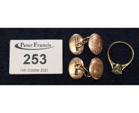 9ct gold ring and a pair of 9ct gold cufflinks.  Weight approx. 7.9 grams.(B.P. 21% + VAT) 