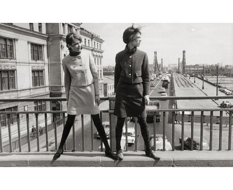   Fischer, Arno: Fashion photos, Moscow  Fashion photos, Moscow (Krymsky bridge). 1967. 2 vintage gelatin silver prints. 30 x