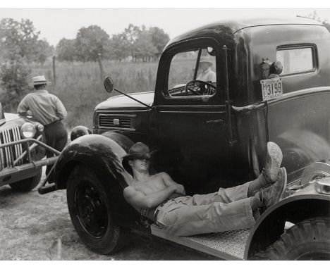   Bubley, Esther: Seismograph worker, Texas  Seismograph worker, Texas. 1945/printed 1960s/70s. Gelatin silver print. 27,8 x 