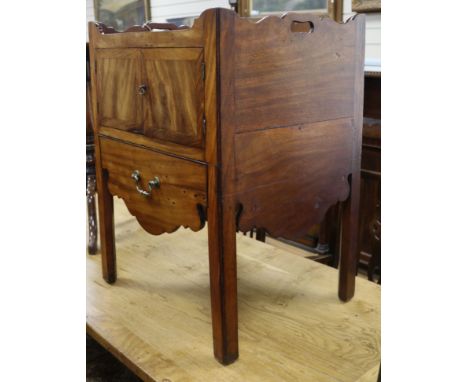A Georgian mahogany tray top commode W.57cm