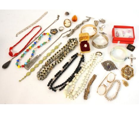 GOOD SELECTION OF VINTAGE COSTUME JEWELLERY
including silver brooches, agate bead necklace, an agate bangle, a rolled gold ba