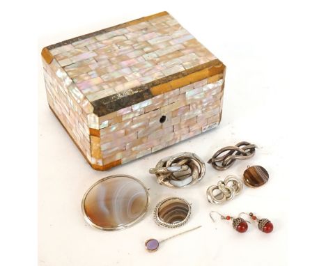 GOOD SELECTION OF SILVER AND OTHER JEWELLERY
comprising a large agate brooch in unmarked silver mount; an agate set unmarked 