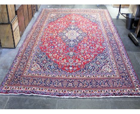 A large modern Mashad 100% wool carpet. 290cm x 380cm