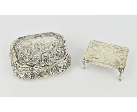 A late 19th century imported Hanau silver snuff box, with imported marks for London 1896, importer's initials E.T.B, with cen