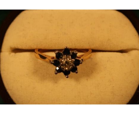 18ct gold diamond and sapphire flower head ring with central diamond surrounded by eight sapphires (size M) 