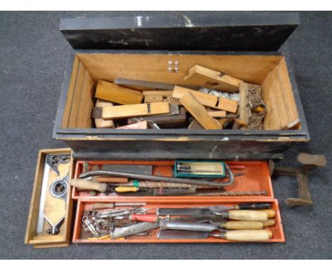 A vintage pine joiner's tool box containing a good selection of joinery tools including planes, chisels, precision measures, 