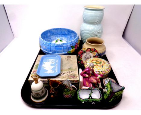 A tray containing boxed Crown Devon leaf dish and matching spoon, Spode Sumatra circular trinket pot, Crown Devon vase etc 