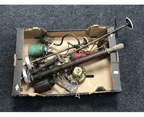 A box of antique brass collectables - gas light branches, brass beer barrel tap, garden sprayer, oil can 