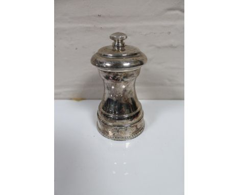 A silver pepper grinder, Birmingham 1977.