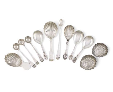 A mixed lot of silver items, comprising: a pair of Edwardian silver salt cellars, maker's mark F&amp;D, Birmingham 1903, scal