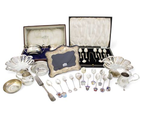 A mixed lot of silver items,comprising: a cased cream jug and sugar bowl by Reid &amp; Sons, Chester 1924, a cased set of twe