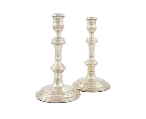 A pair of modern silver candlesticks,by R. Comyns, London 1957.knopped baluster stems, spool-shaped capitals, on raised circu