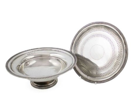A modern silver bowl, by Barker Ellis, Birmingham 1998, circular form, gadroon border, on a raised filled base, diameter 22cm
