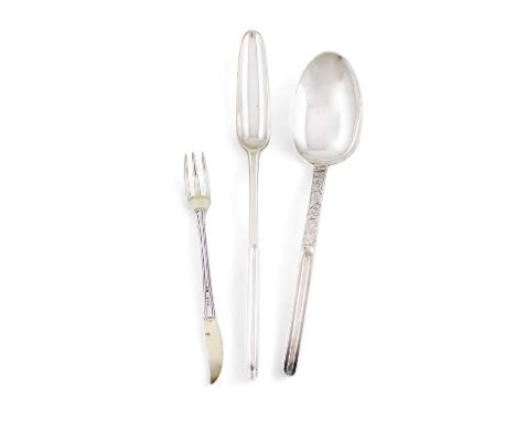 An early-18th century silver marrow spoon, marks lost in decoration, oval bowl, engraved foliate scroll decoration, length 18