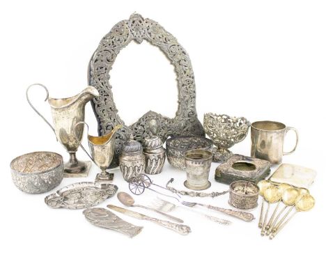 A mixed lot of silver items, comprising: a Victorian silver christening mug by Thomas Smily, London 1869, a collapsible beake