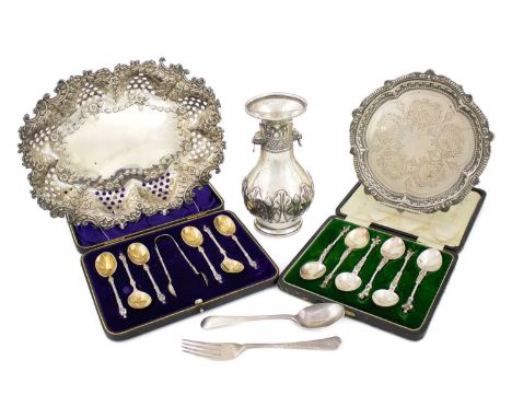 A mixed lot of silver items,comprising: a Victorian vase, London 1899, baluster form, mask-mounted drop ring handles, acanthu