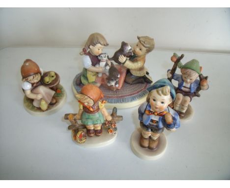 Group of 4 Hummel/Goebel figurines and a modern Hummel figure 'Puppy surprise' (5) 