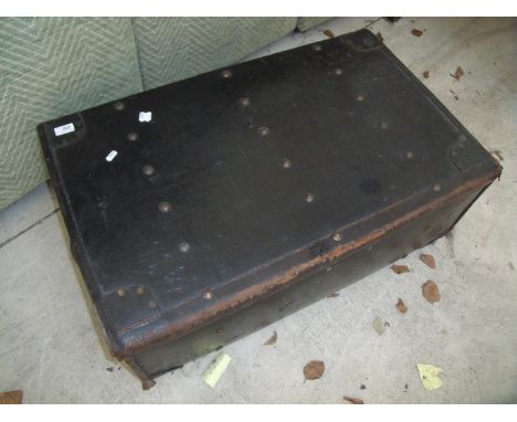 19th/20th C leather travelling trunk with lift out tray 