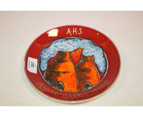 AN ANITA HARRIS CERAMIC POTTERIES PAST CABINET PLATE 